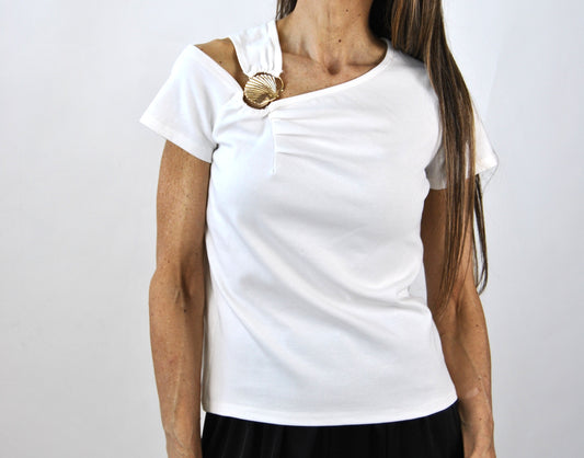 t-shirt asimmetrica con conchiglia