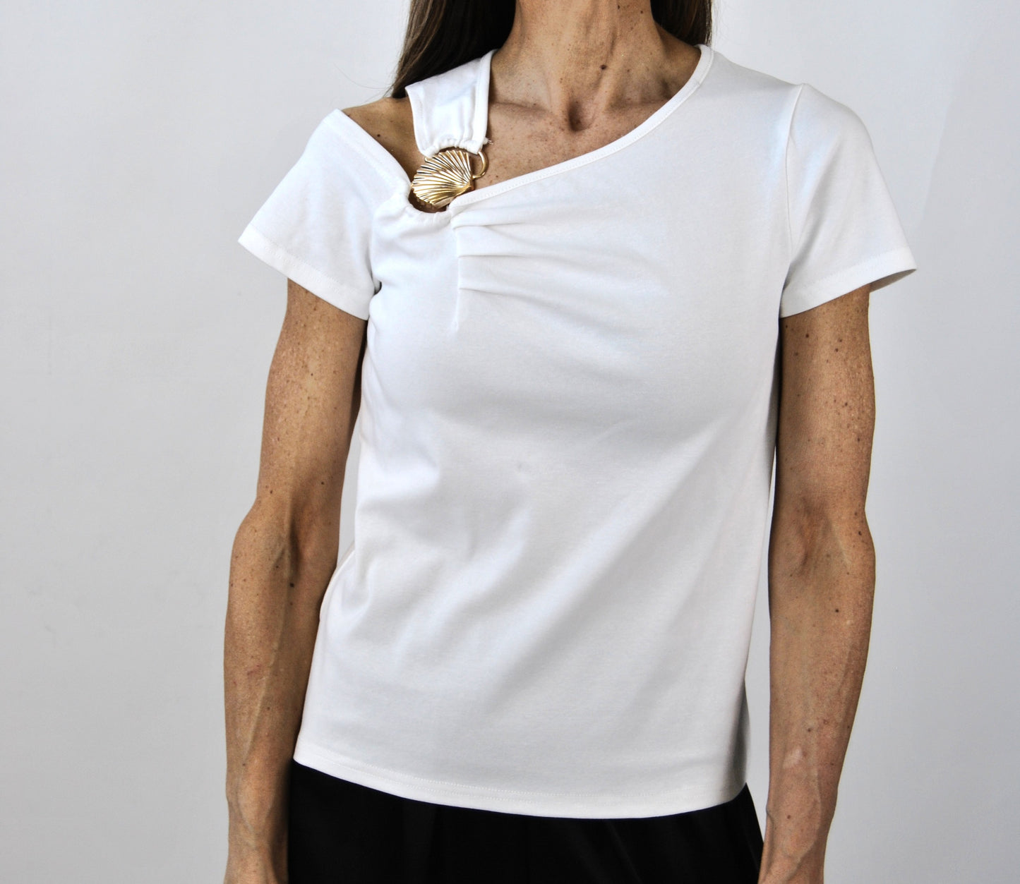 t-shirt asimmetrica con conchiglia