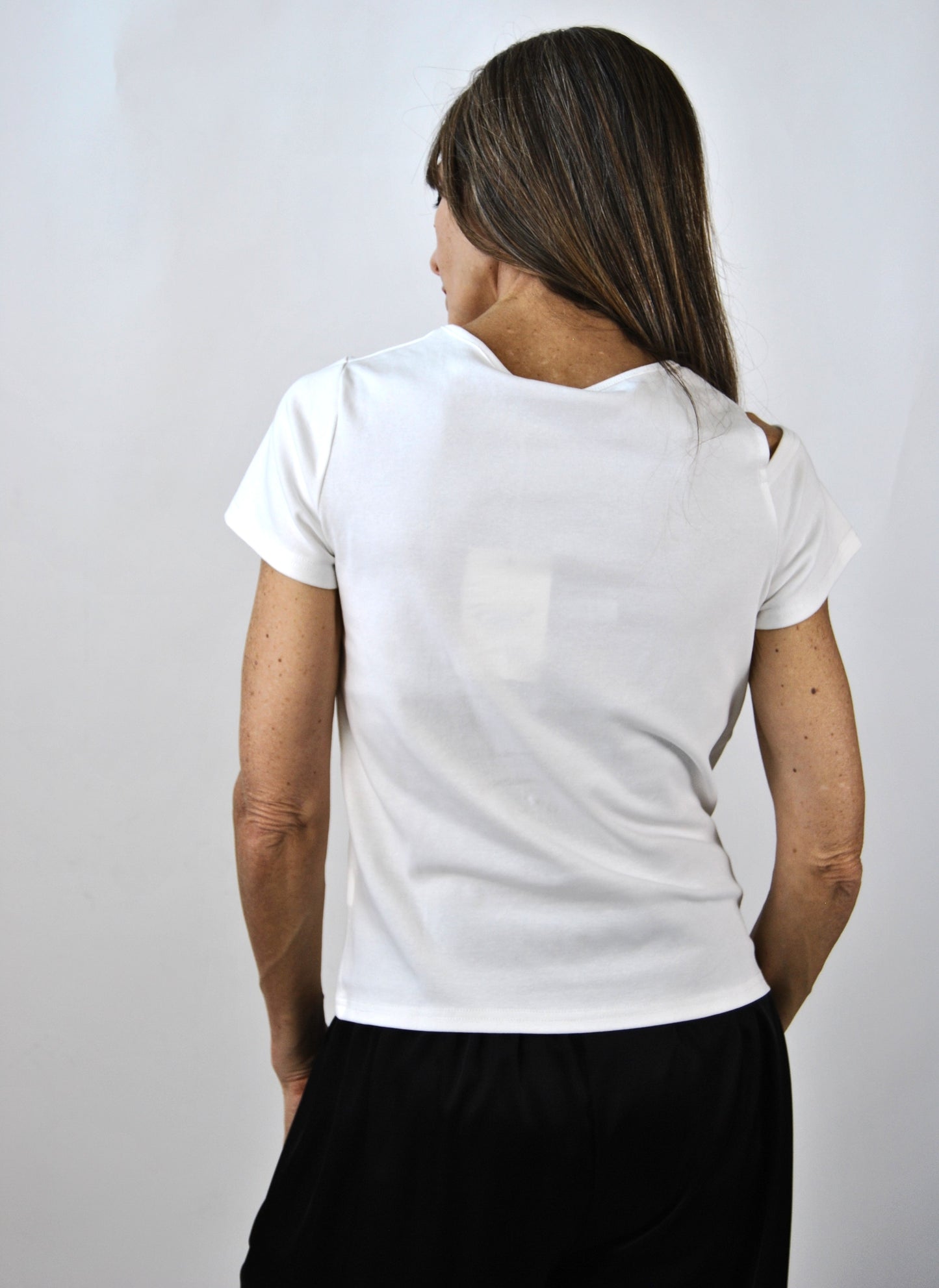 t-shirt asimmetrica con conchiglia