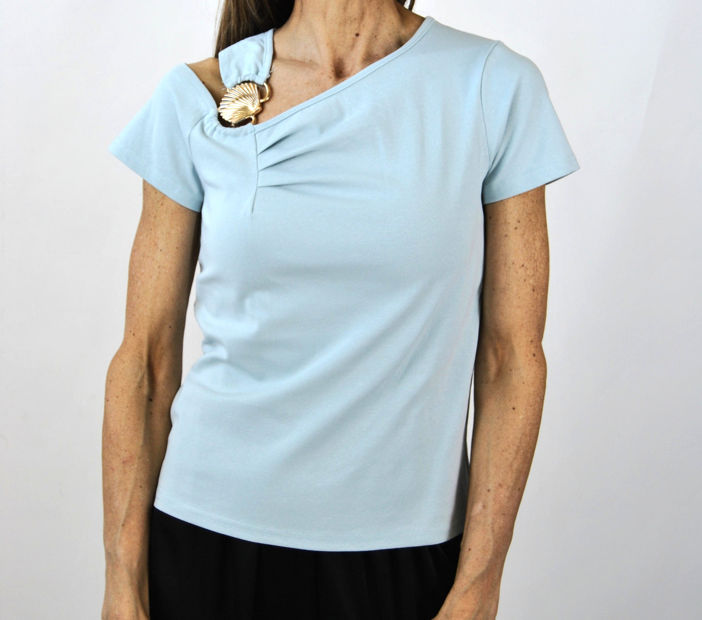 t-shirt asimmetrica con conchiglia