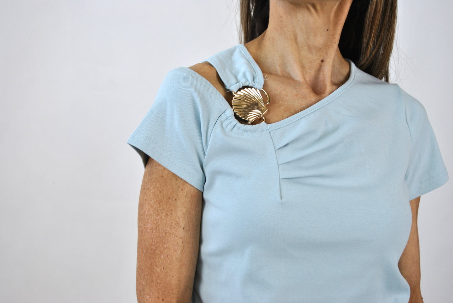 t-shirt asimmetrica con conchiglia