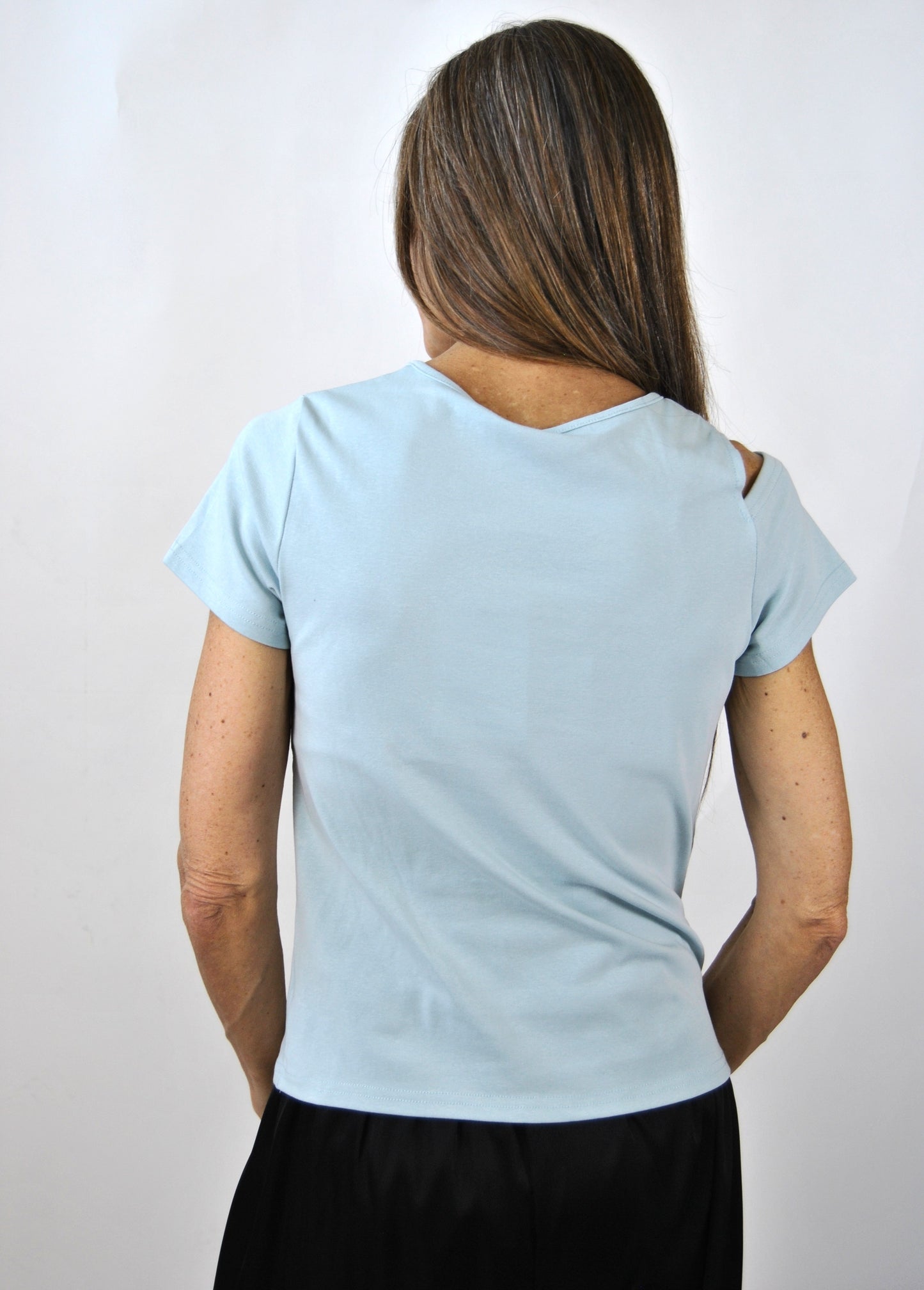 t-shirt asimmetrica con conchiglia