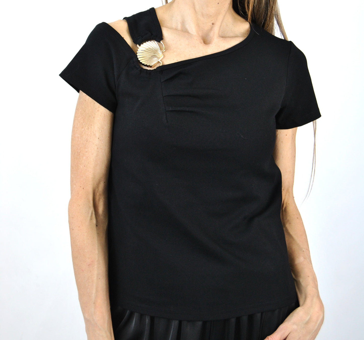 t-shirt asimmetrica con conchiglia