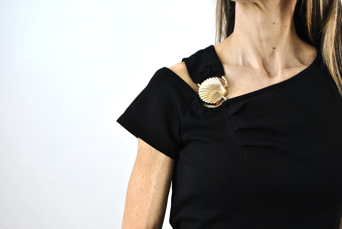 t-shirt asimmetrica con conchiglia