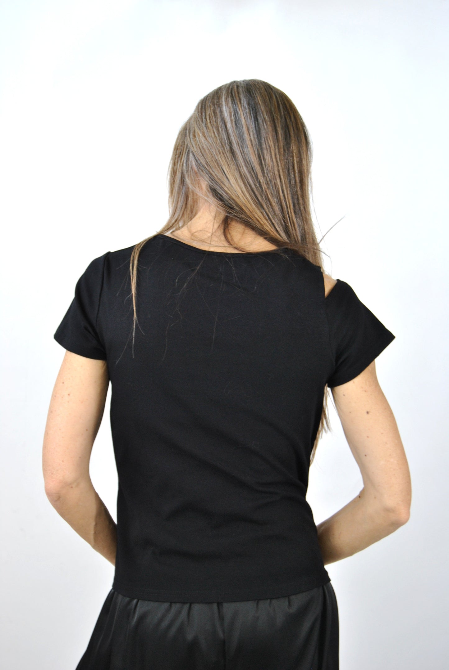 t-shirt asimmetrica con conchiglia