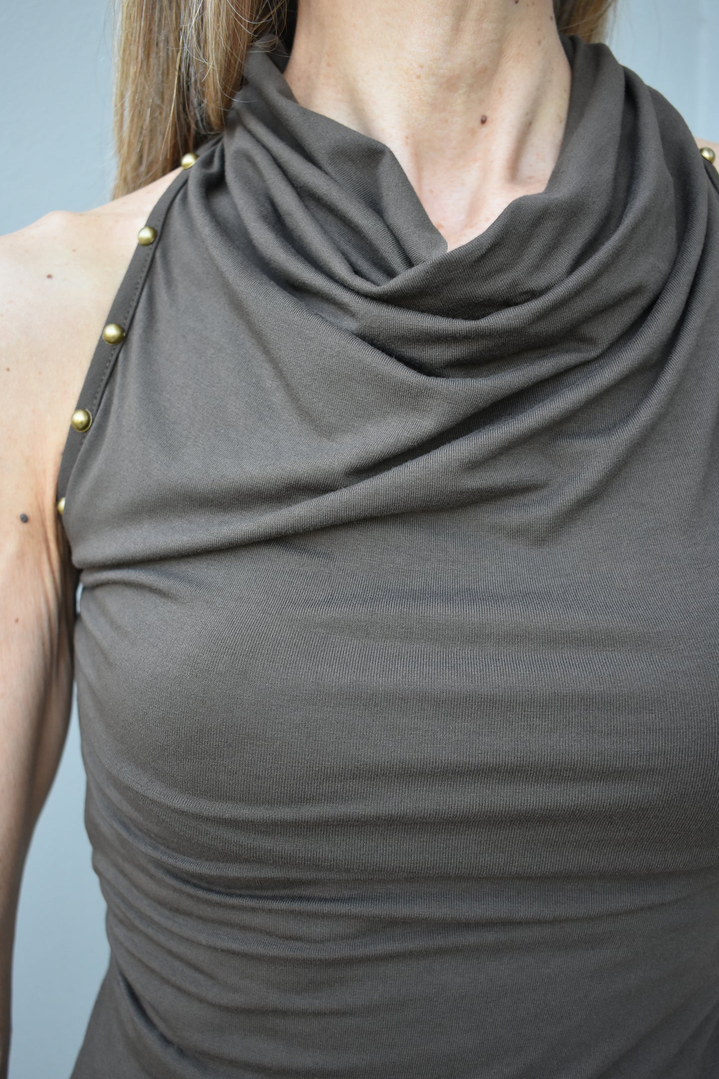 top borchie schiena nuda