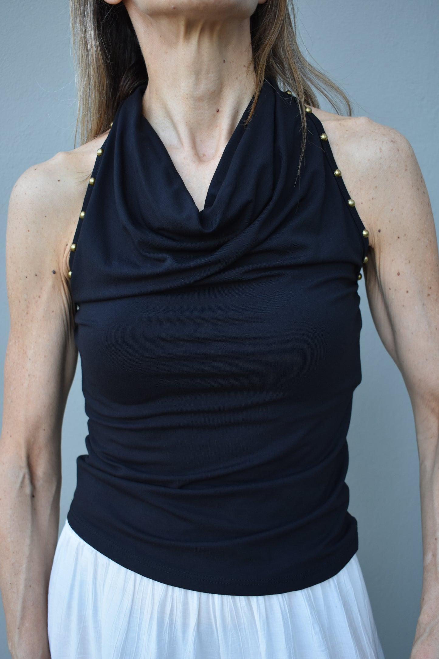 top borchie schiena nuda
