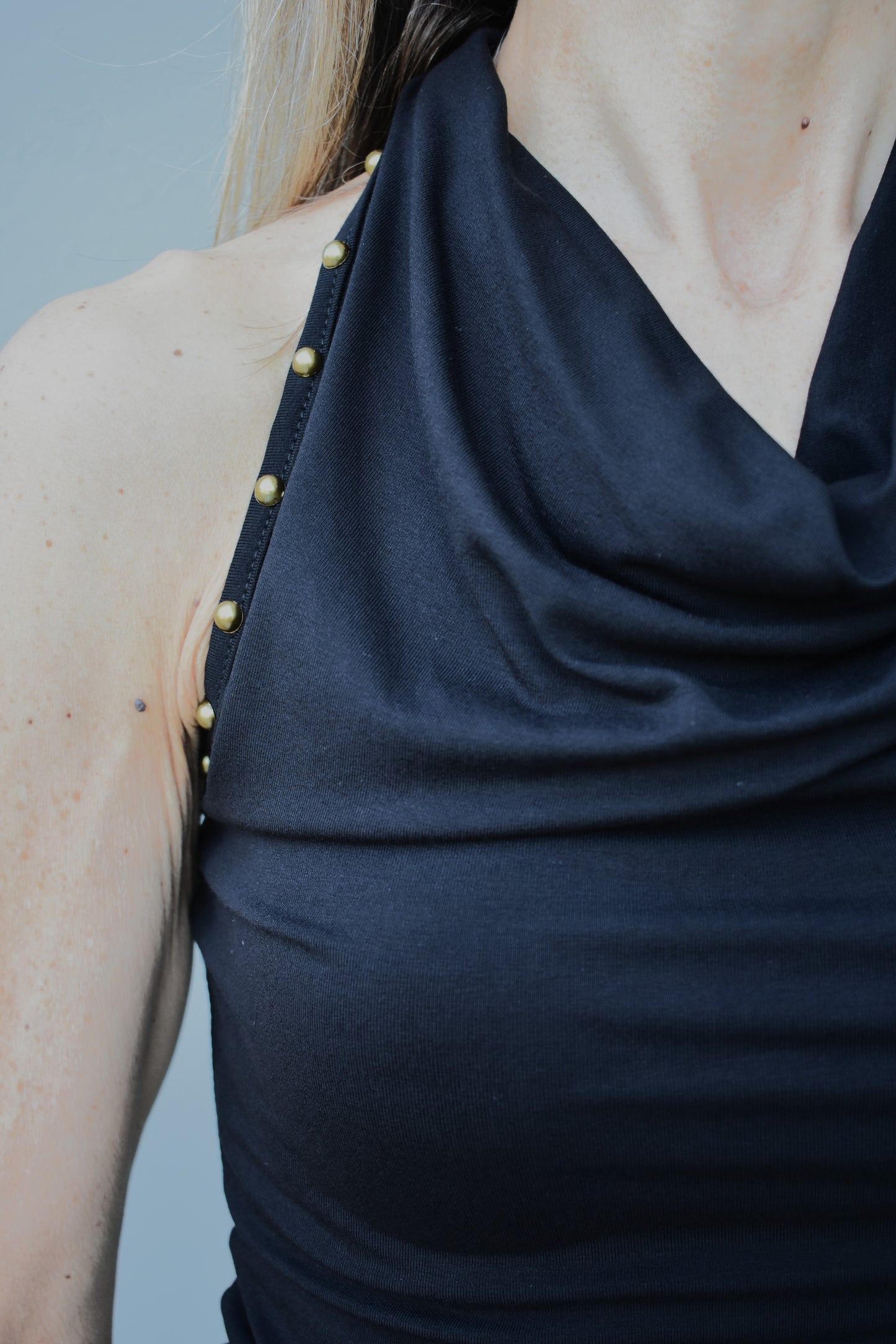 top borchie schiena nuda