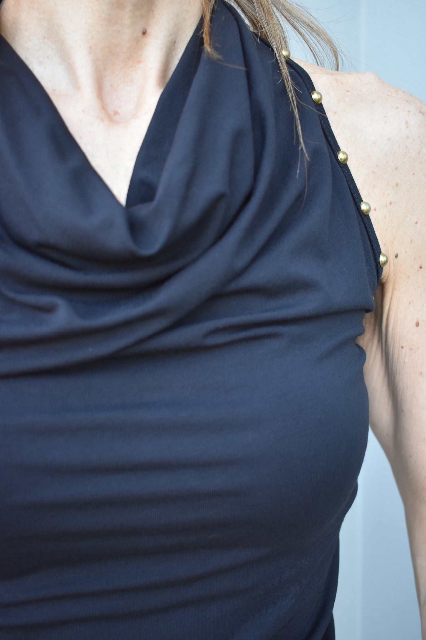 top borchie schiena nuda