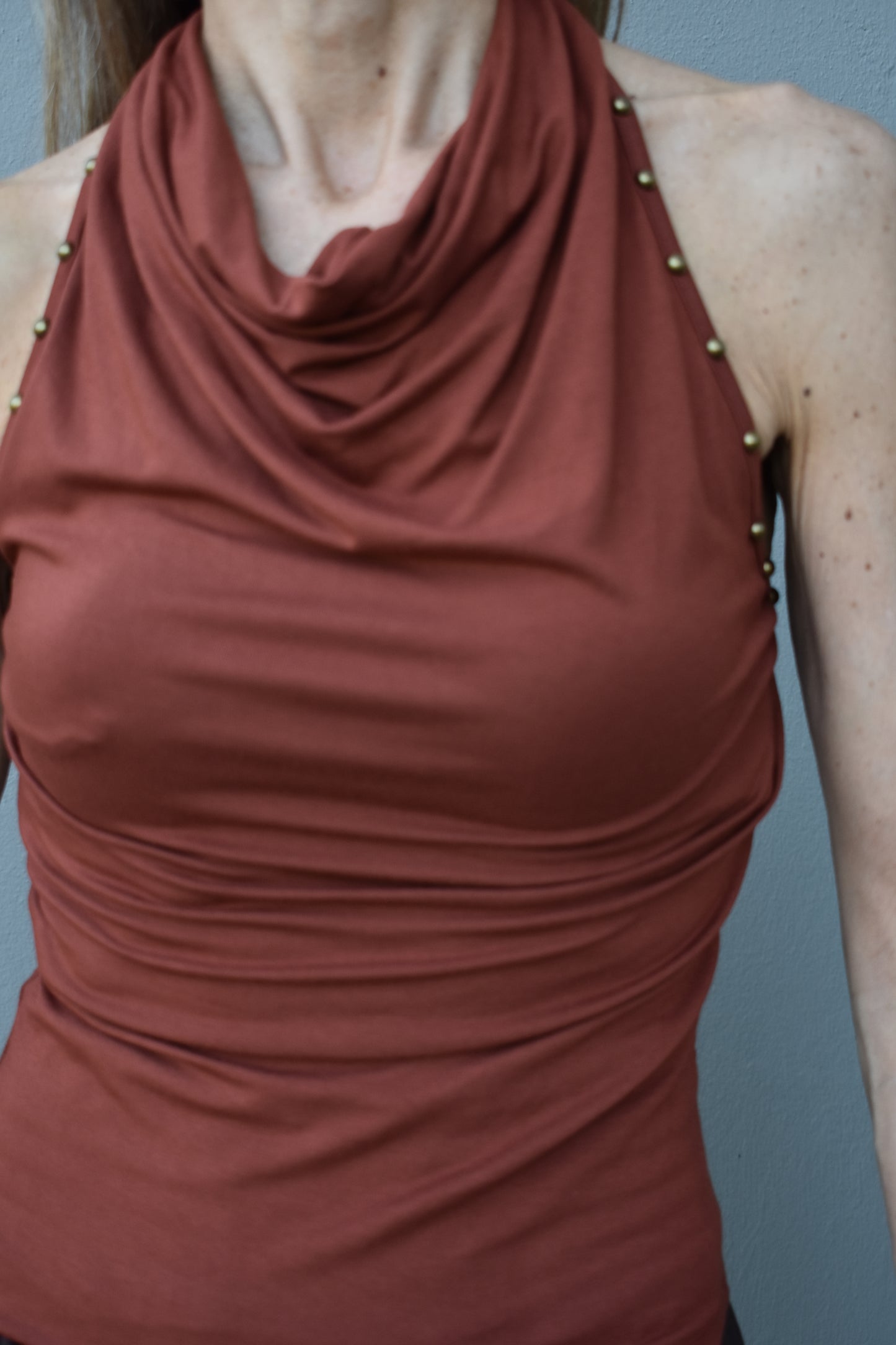 top borchie schiena nuda
