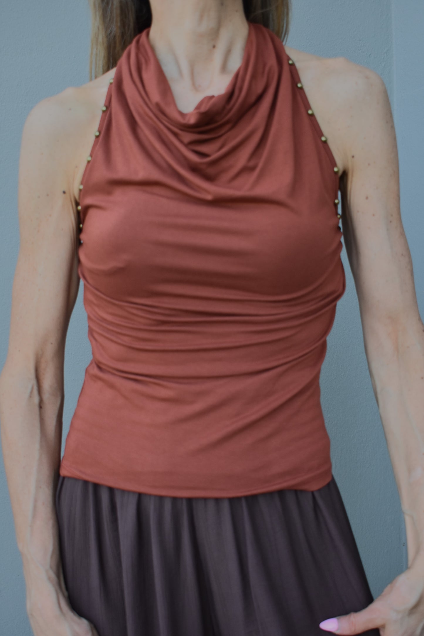 top borchie schiena nuda