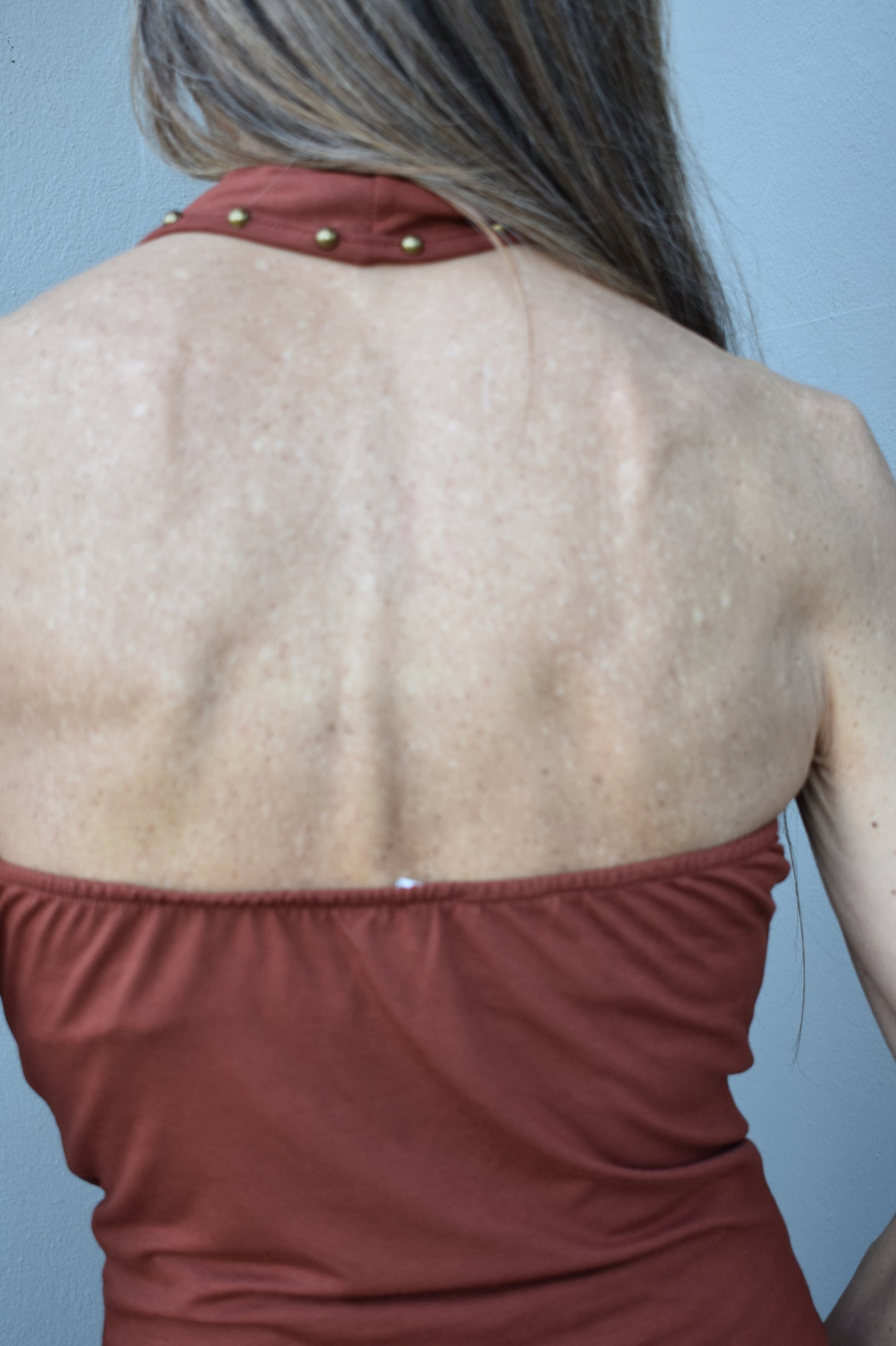 top borchie schiena nuda