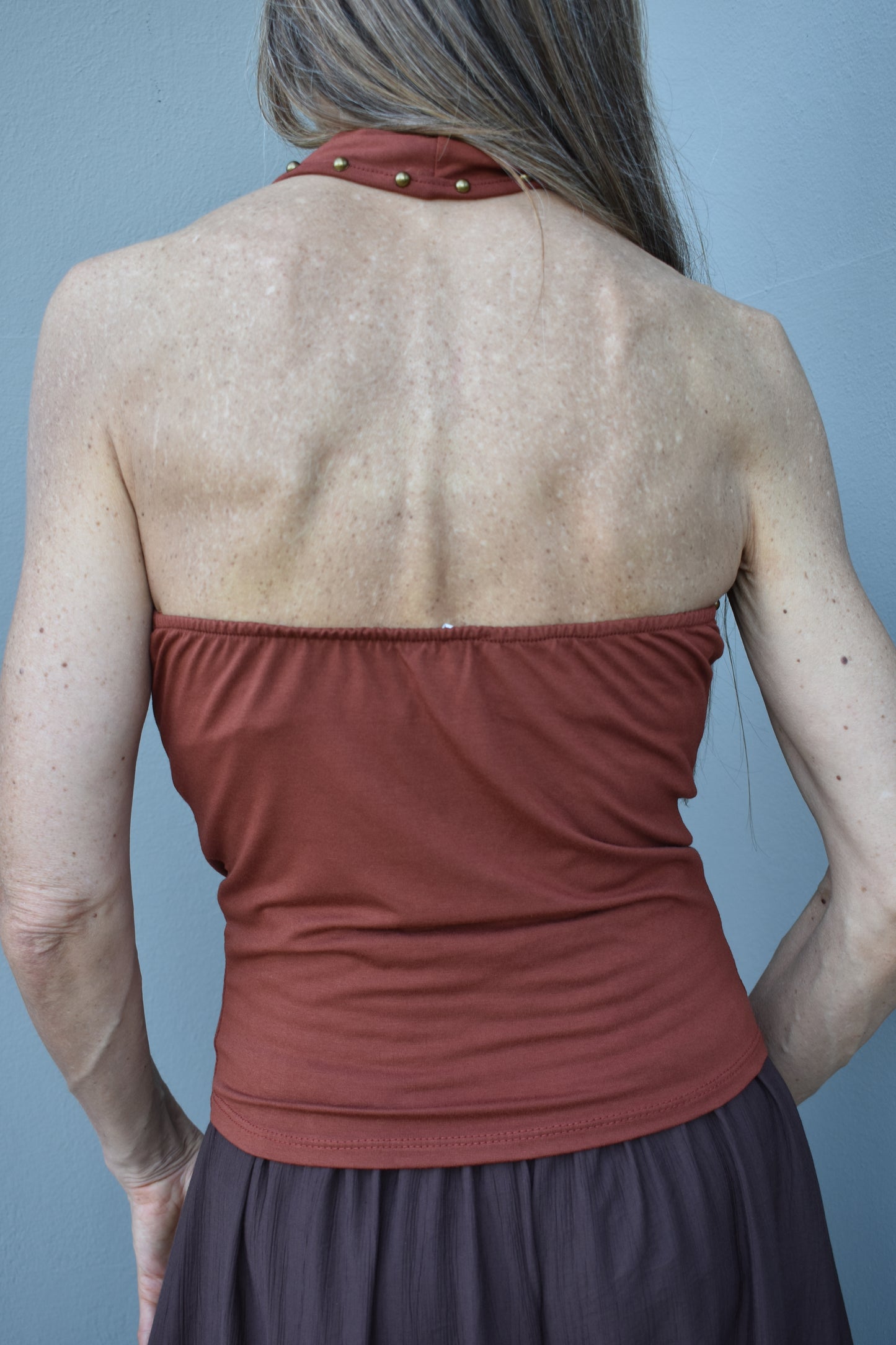 top borchie schiena nuda